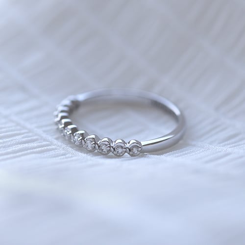 Bílé diamanty ve zlatém eternity prstenu Lalia