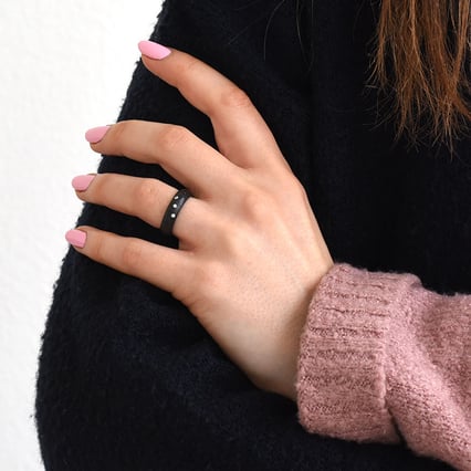 Půlkulaté snubní prsteny z karbonu s diamanty Zimzi