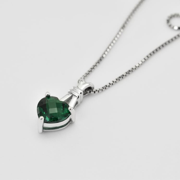 Smaragdové srdce ve stříbrném náhrdelníku 4862