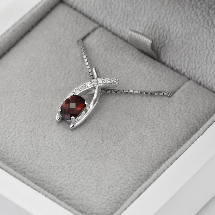 Stříbrný náhrdelník s granátem 41213