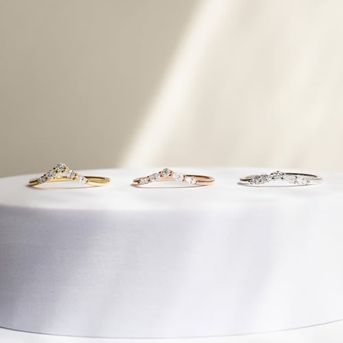 Vykrojený rozvodový prsten s round, pear a marquise lab-grown diamanty Iman