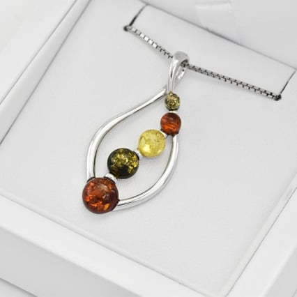 Přehlídka jantarů ve stříbrném přívěsku Kei