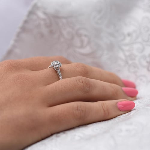 Halo zásnubní prsten s diamantovým květem Alaina