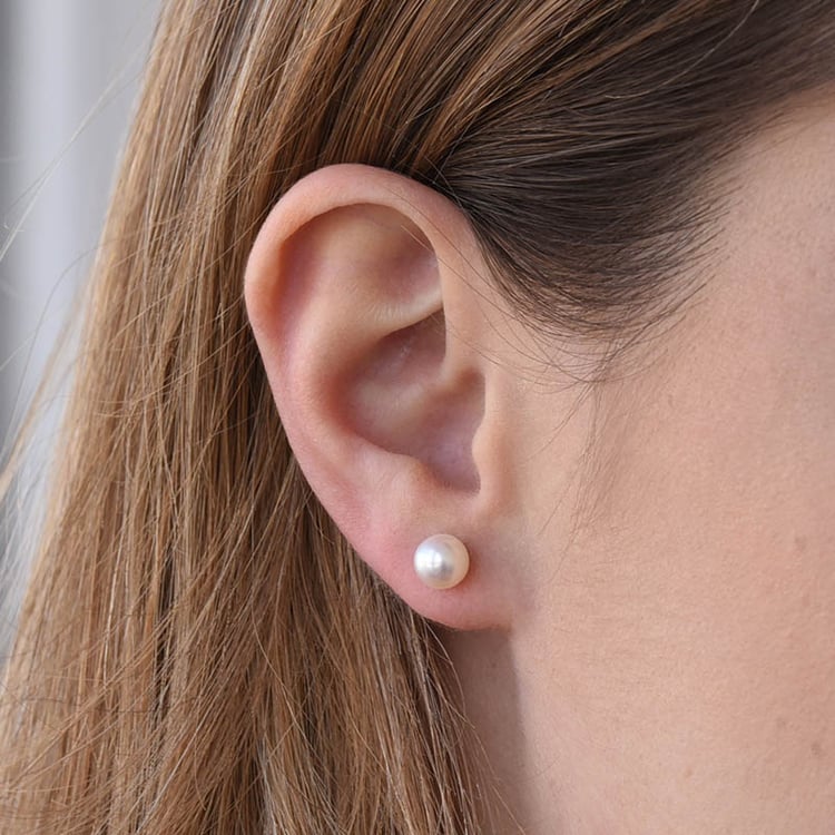 Bílé perly ve zlatých náušnicích 82645