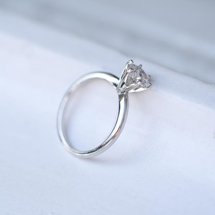 Zlatý zásnubní prsten s 0.75ct moissanitem 49577