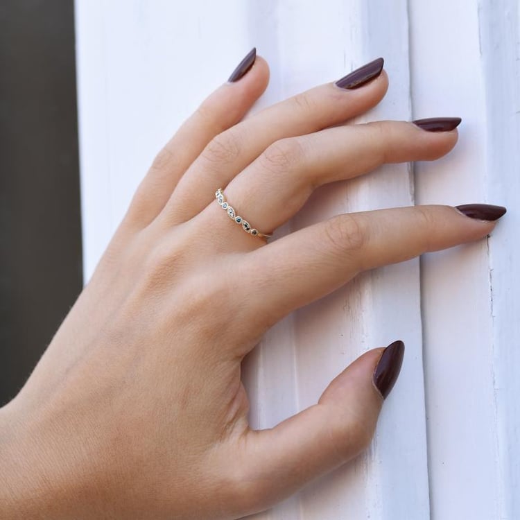 Modré diamanty ve zlatém eternity prstenu Alkeso 46094