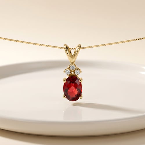 Zlatý přívěsek s oválným granátem a lab-grown diamanty Tamatha