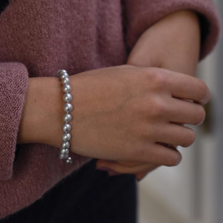 Stříbrný náramek s šedými perlami 50151