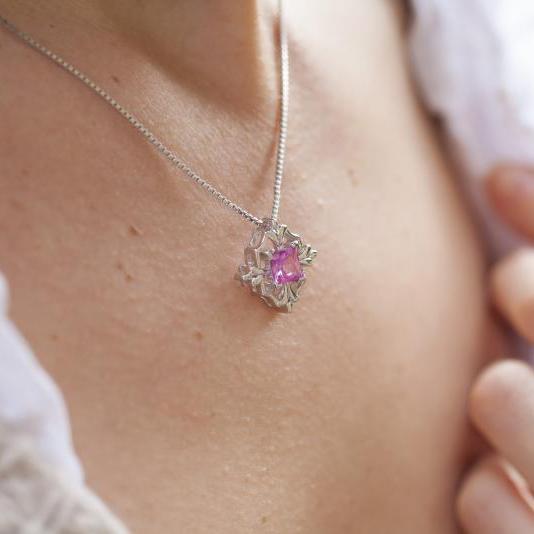 Krása růžového safíru ve stříbrném náhrdelníku 14309