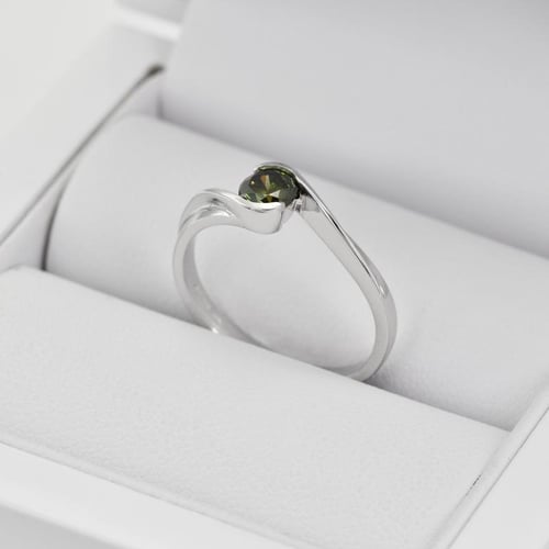 Zlatý zásnubní prsten se zeleným diamantem Yadu
