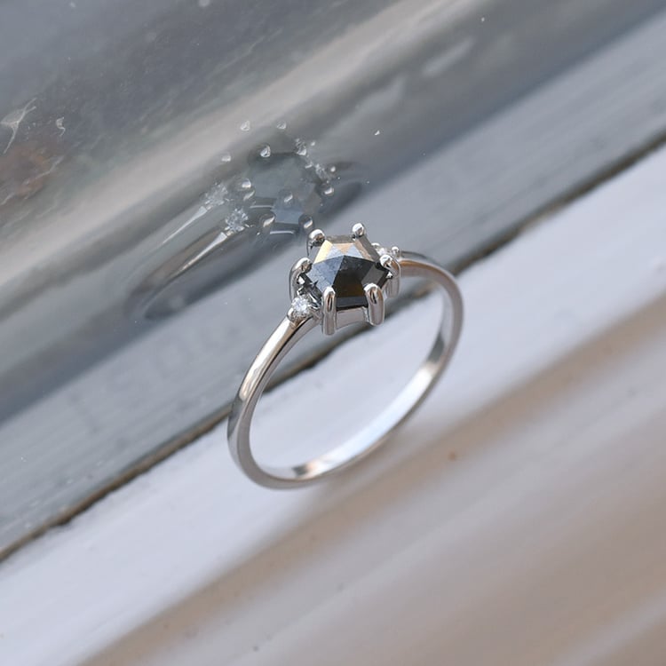 Zlatý prsten s diamantem 68085