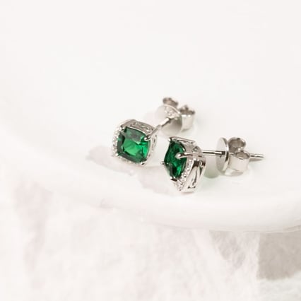 Stříbrné náušnice se simulovanými smaragdy Kosta
