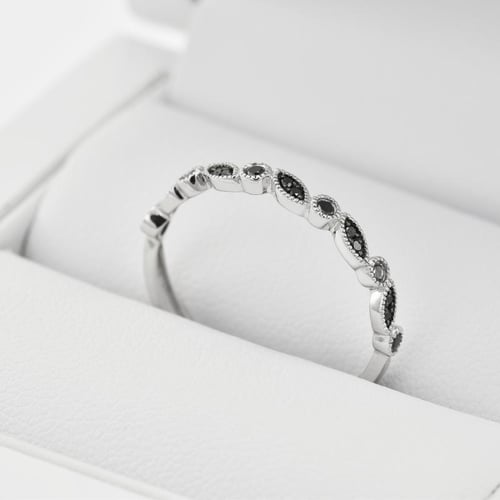 Černé diamanty ve zlatém eternity prstenu Sango