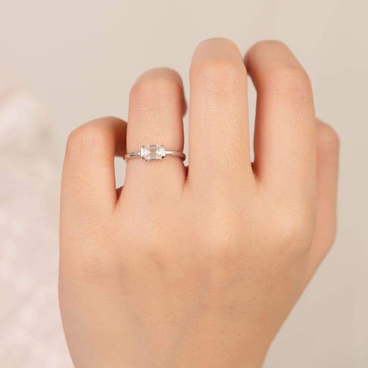 Zlatý prsten s half-bezel lab-grown emerald diamantem Pompeia 164543