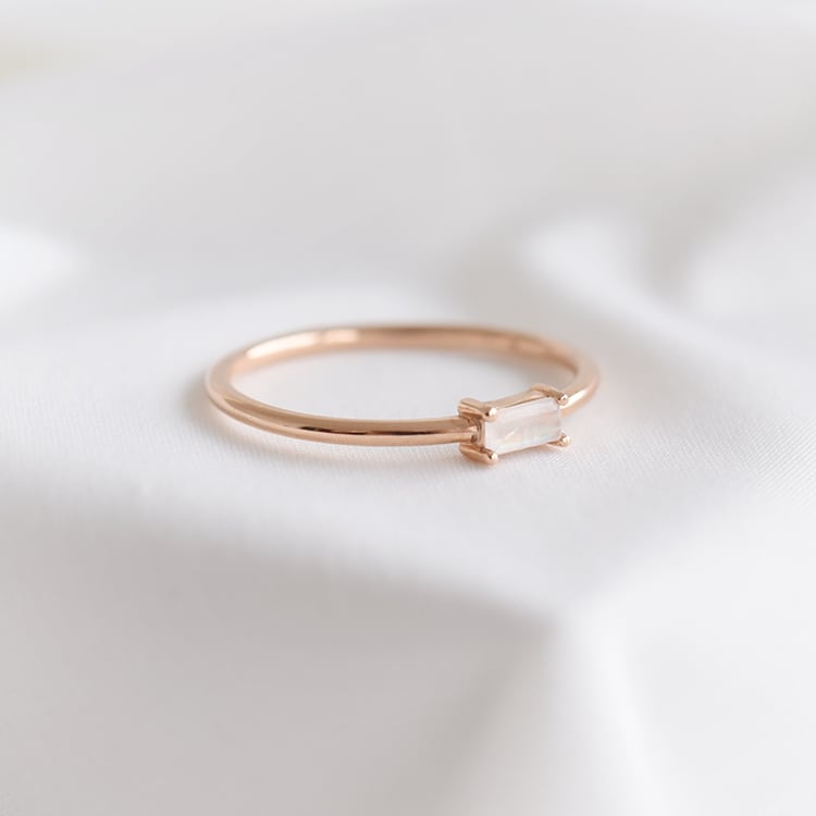 Zlatý prsten s měsíčním kamenem baguette tvaru 90324