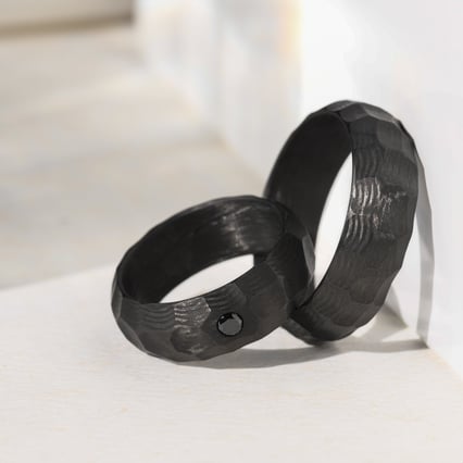 Karbonové snubní prsteny s atypickým povrchem a černým diamantem Grover