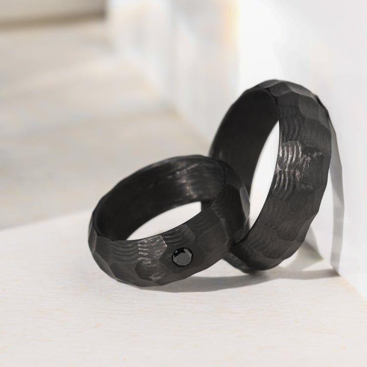 Karbonové snubní prsteny s atypickým povrchem a černým diamantem Grover 140212