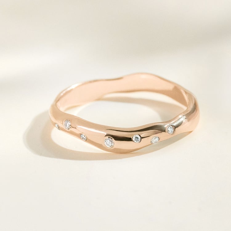 Nepravidelné snubní prsteny z oříškového zlata s diamanty Parnell 163738