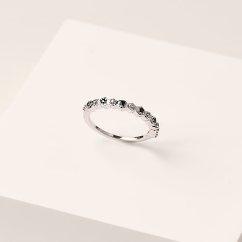 Half-eternity prsten ze zlata s černými a bílými přírodními diamanty Tariq