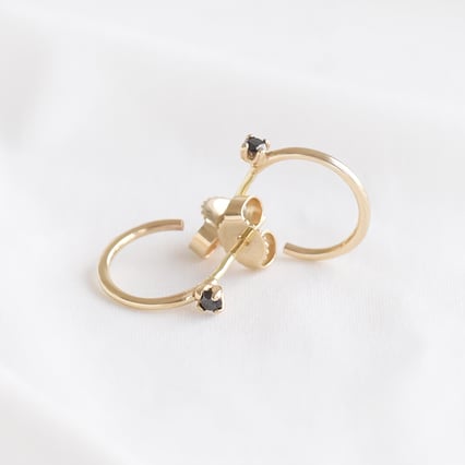 Zlaté kruhové náušnice s černými diamanty Uthyr