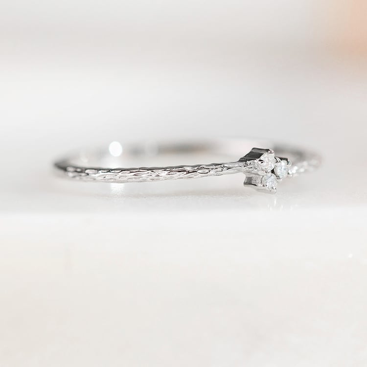 Stříbrný diamantový prsten s tepaným povrchem Milan 157783