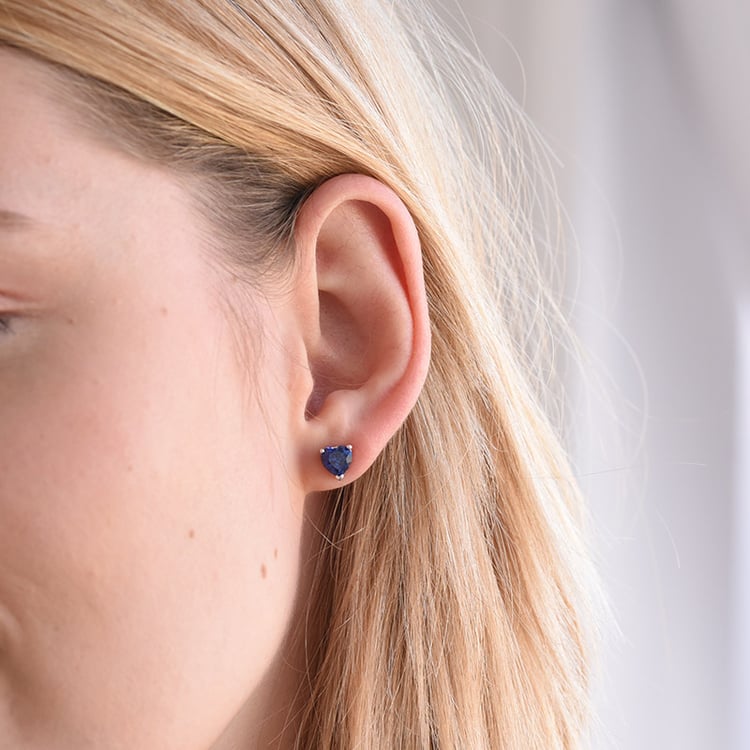 Stříbrné náušnice s tmavě modrými safírovými srdíčky 69133