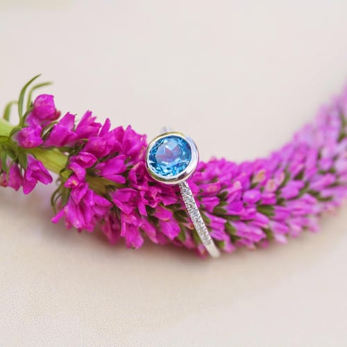 Nebeský topaz ve zlatém prstenu s diamanty Nyusha