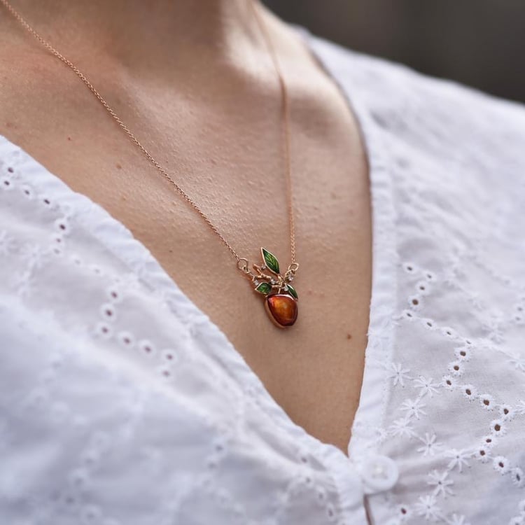 Náhrdelník s diamantem a jablkem 43549