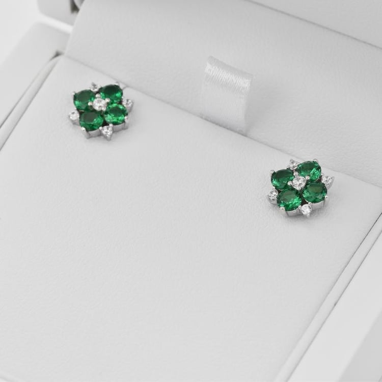 Náušnice s vytvořenými smaragdy 22565