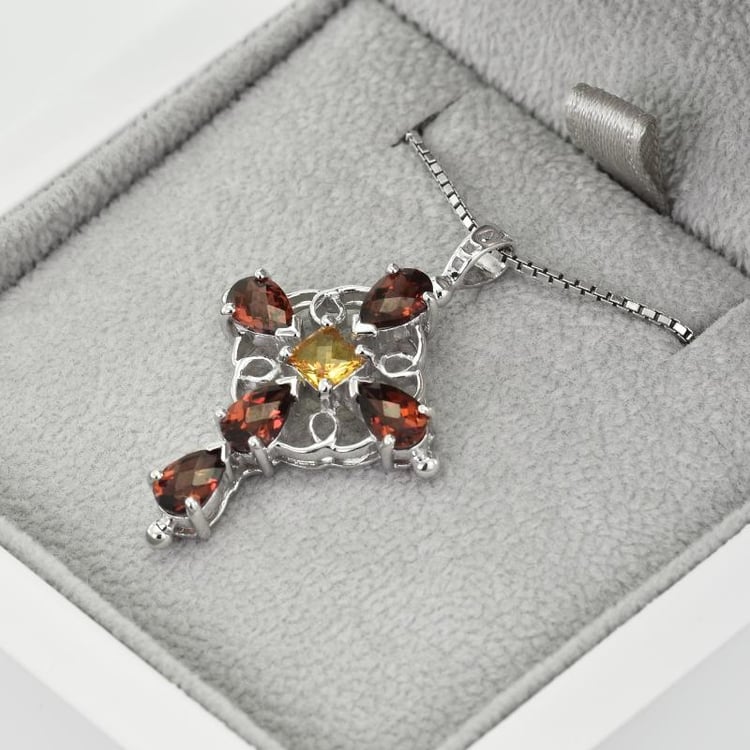 Granátový přívěsek 38160