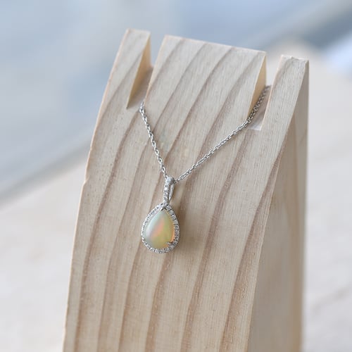 Přívěsek s bílým opálem a diamanty Gale