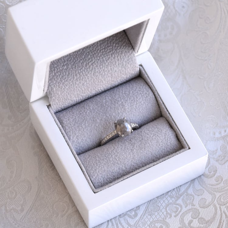 Zlatý prsten s salt and pepper diamantem a postranními diamanty 79907