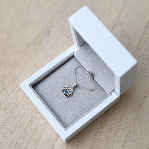 Elegantní zlatý přívěsek s modrým diamantem Tommie
