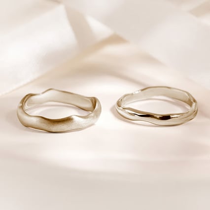 Nepravidelné snubní prsteny z oříškového zlata Parnell