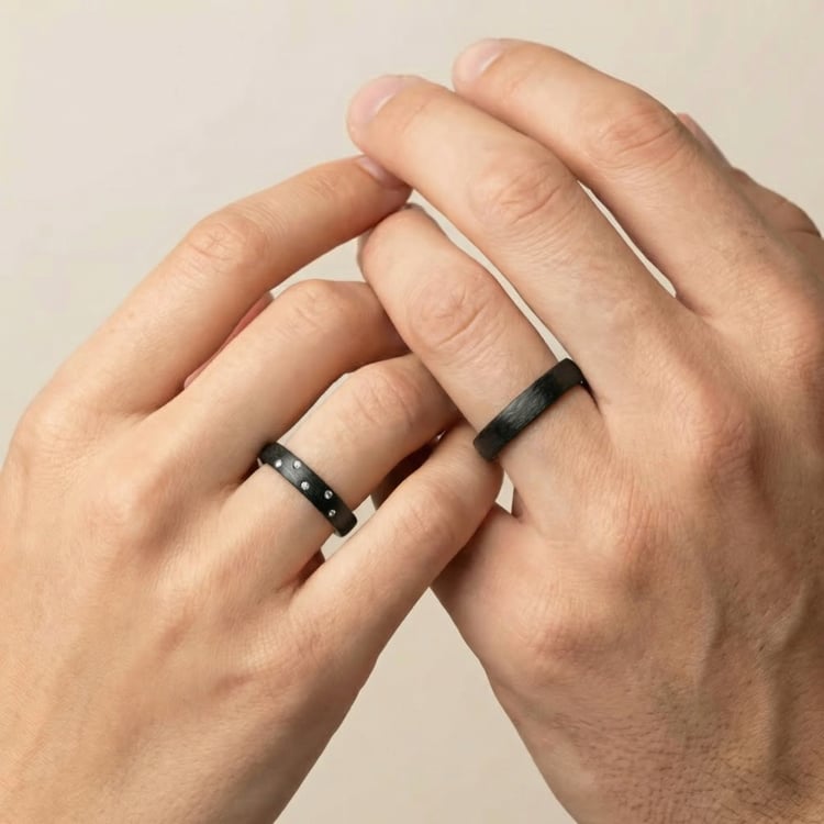 Ploché karbonové snubní prsteny s diamantem Lola 166624