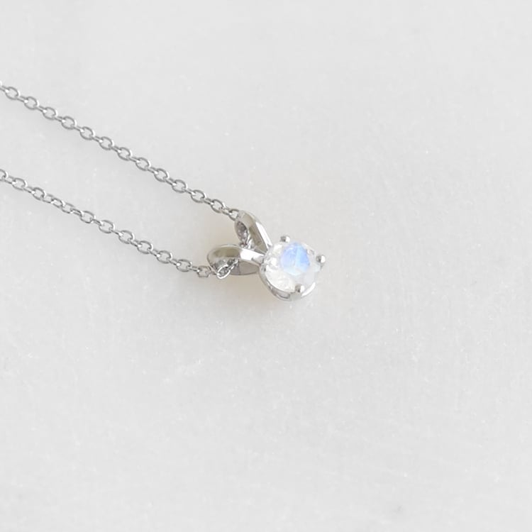 Minimalistický náhrdelník s měsíčním kamenem 93802