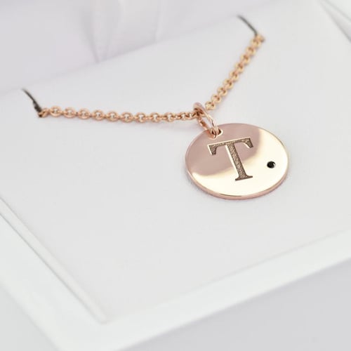 Zlatý přívěsek s černým diamantem a gravírem písmene Sager