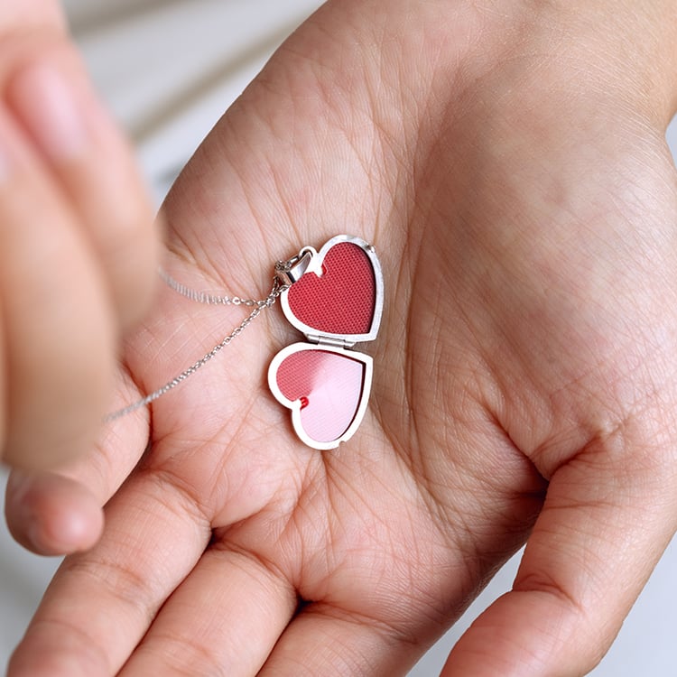 Srdíčkový medailon ze stříbra s diamantem 129373