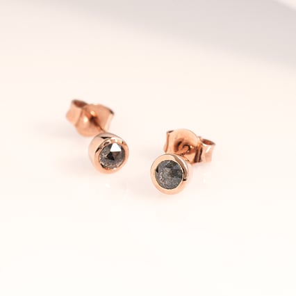 Jemné bezel náušnice se salt and pepper diamanty Tofine