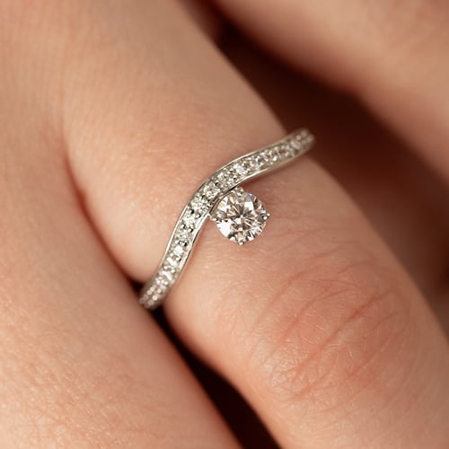 Atypický zásnubní prsten s diamanty Sami