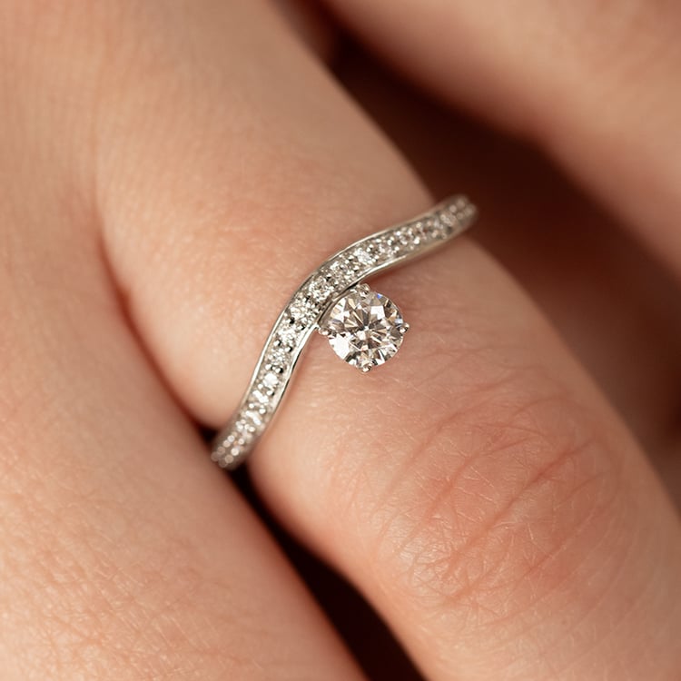 Atypický zásnubní prsten s diamanty Sami 137606