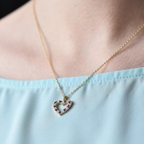Zlaté srdíčko plné diamantů a rubínů v přívěsku Devamati