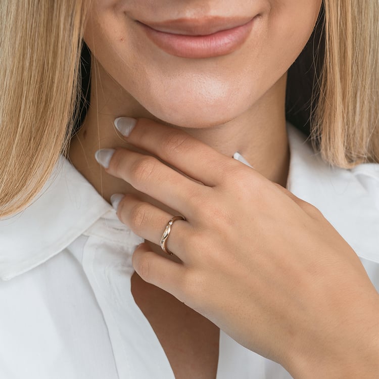 Nepravidelné snubní prsteny z oříškového zlata s diamanty Parnell 163748