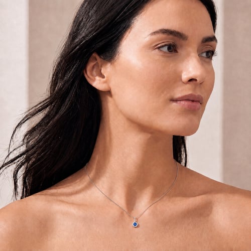 Stříbrný elegantní přívěsek s modrým safírem a lab-grown diamanty Harvey