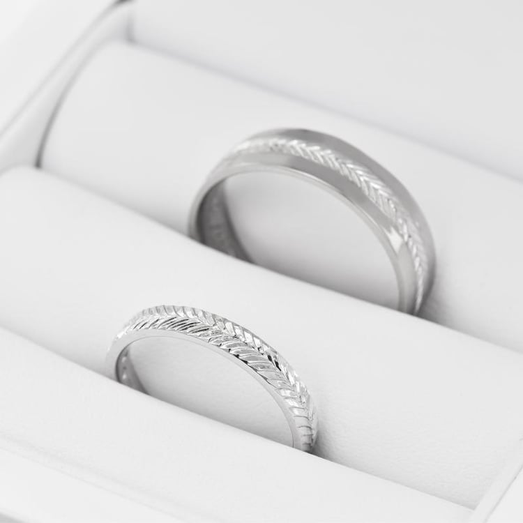 Zlaté snubní prsteny s gravírem Jennifer 28957