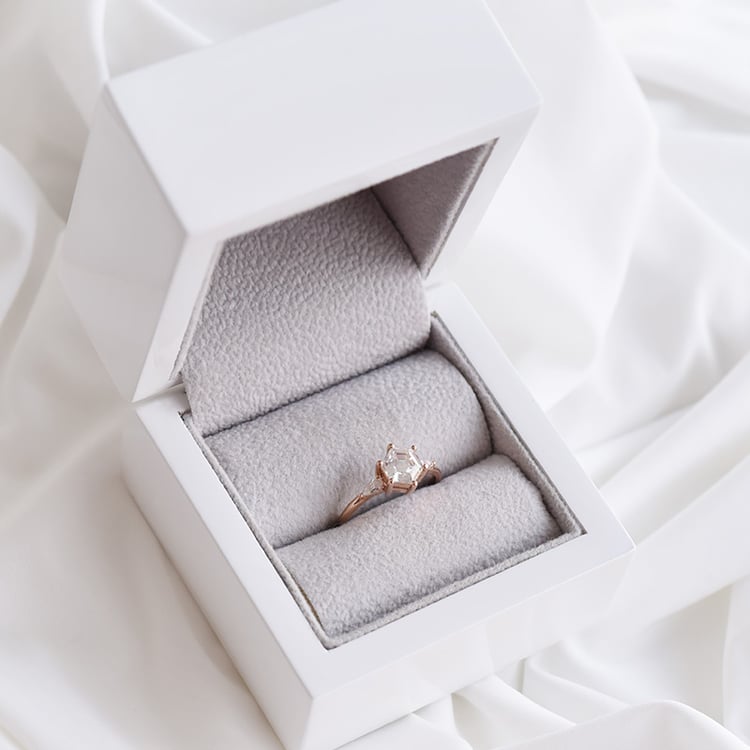 Prsten s hexagon moissanitem a diamanty 90255