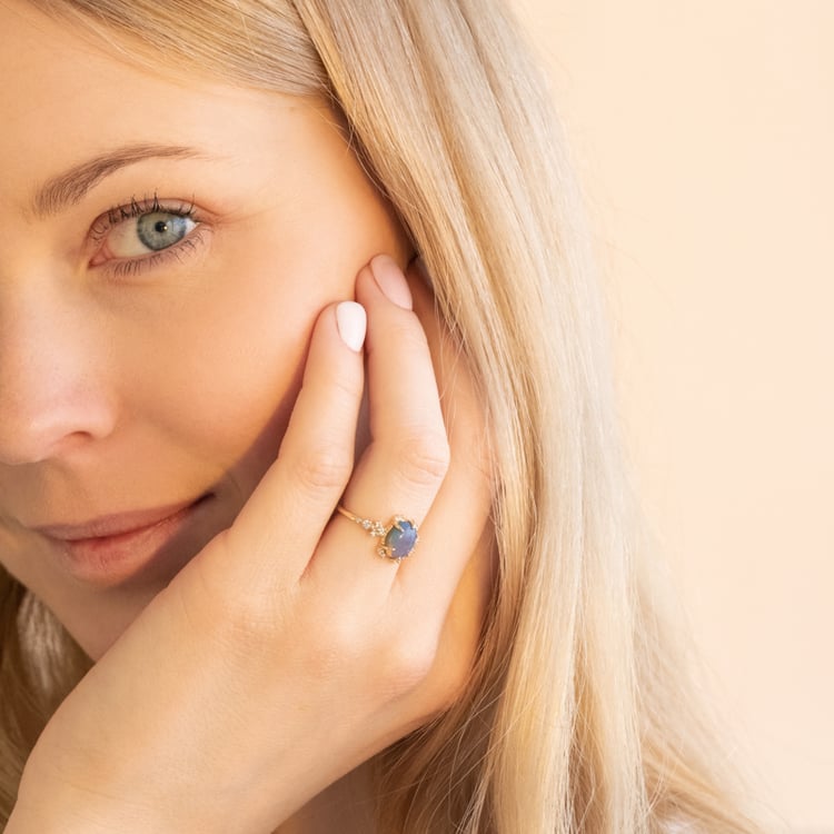 Zlatý zásnubní prsten s opálem a diamanty Zahara 101124