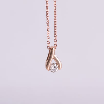 Minimalistický přívěsek s diamantem Tilda