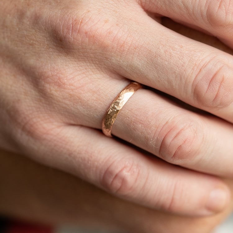 Matný tepaný pánský prsten z růžového zlata Zvezda 144127