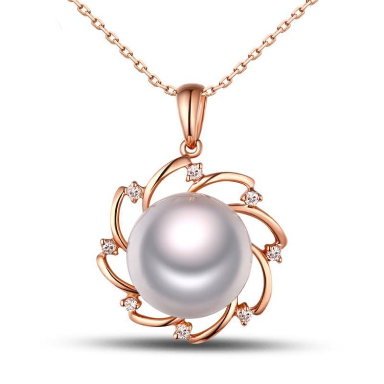 Bílá perla v zlatém náhrdelníku zdobeném diamanty